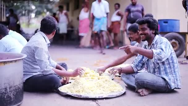 CHENNAI, INDIA - 19 FEBBRAIO 2016: Persone non identificate sorridono e guardano sulla macchina fotografica, Matrimonio indiano che prepara la cena — Video Stock