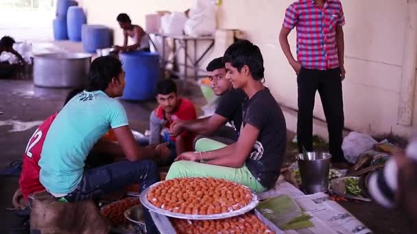 Ченнаї, Індія - 19 лютого 2016: Невідомі людей, зайнятих у місцевому ресторані кухні — стокове відео