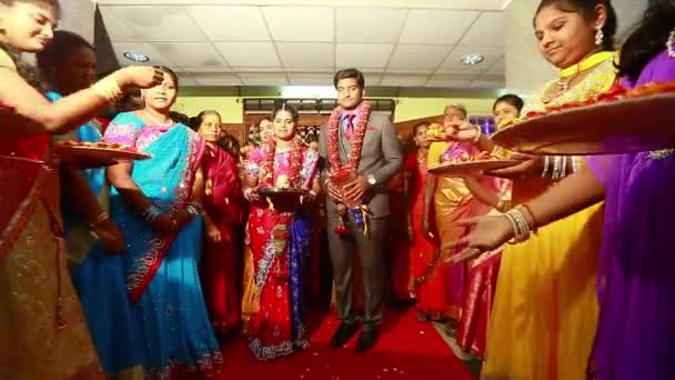 CHENNAI, INDIA - FEBRUARY 19, 2016: Gadis-gadis muda melemparkan mawar di pernikahan — Stok Video