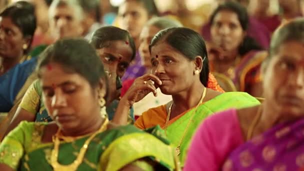 CHENNAI, ÍNDIA - FEVEREIRO 19, 2016: Uma sala de recepção de casamento se preparando para os convidados — Vídeo de Stock