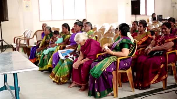 Chennai, Indien - 19 februari 2016: Ett bröllop mottagningsrum redo för gäster — Stockvideo