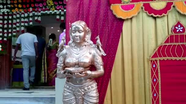 CHENNAI, INDIA - 19 FEBRUARIE 2016: O statuie a fetei frumoase, prezentare generală a recepției de nuntă — Videoclip de stoc