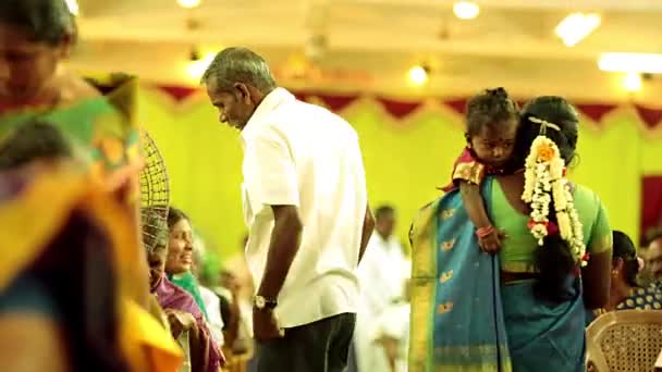 CHENNAI, ÍNDIA - FEVEREIRO 19, 2016: Uma sala de recepção de casamento se preparando para convidados ocupados cantou — Vídeo de Stock