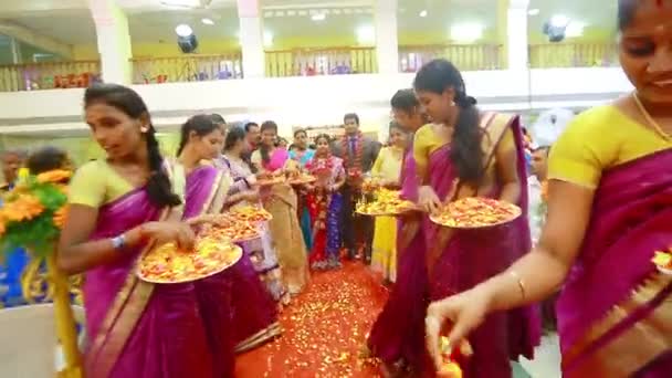 Chennai, Indie - 19. února 2016: Pár ulovených kameramané házení růže pod nohama, Svatební hostina — Stock video