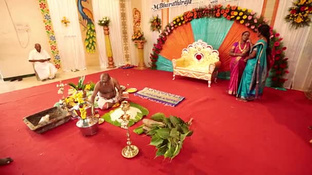 CHENNAI, ÍNDIA - FEVEREIRO 19, 2016: Cerimônia de casamento indiano tiro ângulo superior — Vídeo de Stock