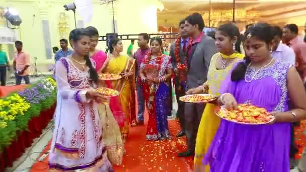 CHENNAI, INDIA - 19 FEBBRAIO 2016: Persone che gettano rose sotto i suoi piedi a coppie di sposi che camminano, ricevimento di nozze — Video Stock