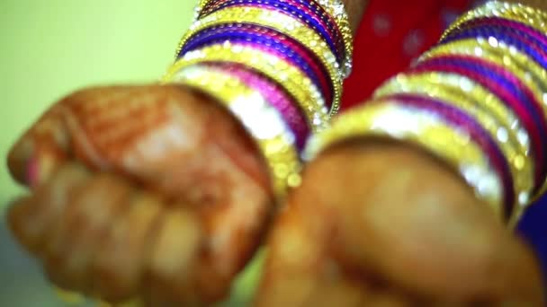 CHENNAI, INDIA - 19 DE FEBRERO DE 2016: preparación para la ceremonia de la boda, la mano de cerca hermosa mujer — Vídeos de Stock