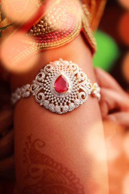 Close-Up ellerine Hint gelin takı