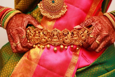 Gelin ile onun kalça Hint Hindu düğün töreninde altın takı