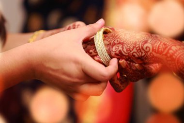 Hint gelini düğün stil gelin bilezik ve bilezik takı koyarak