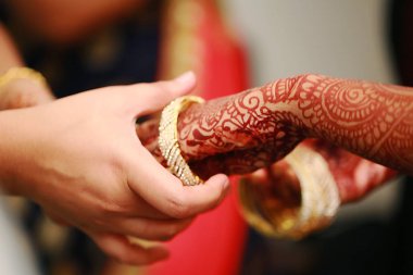 damat bileklik bileklik töreninde gelin el koyar