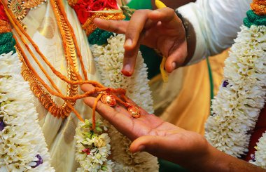Şaşırtıcı hindu düğün töreni. Geleneksel Hint düğün detayları.