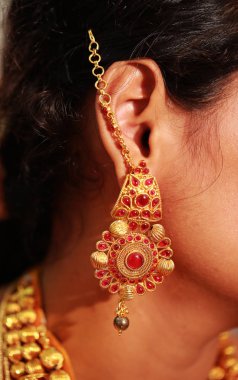 Düğün gelinin küpe. Güzel düğün küpe kulak İncili