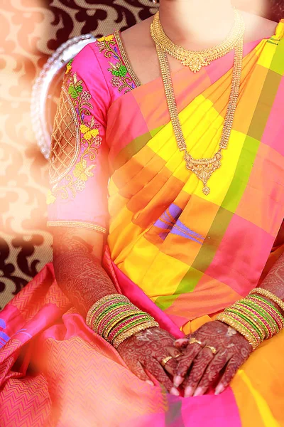 Traditionele jonge bruid in trouwjurk, Zuid Indiase bruiloft rituelen — Stockfoto