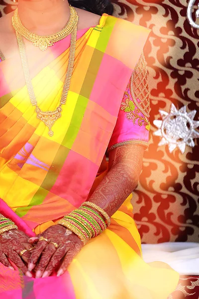 Traditional Young bride in wedding dress, south Indian wedding rituals — Stock Photo, Image