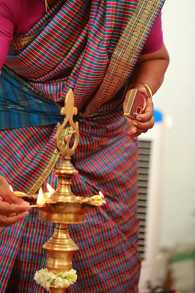 Tradicional lámpara de aceite de latón del sur de la India con la gente, rituales de boda hindú — Foto de Stock