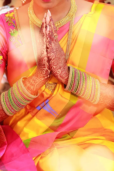 Южно-индийская невеста в приветственной позе — стоковое фото