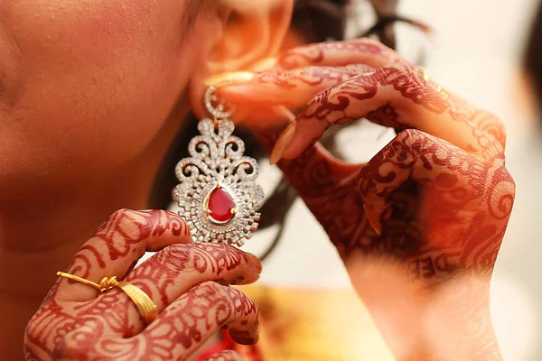 Pendientes en la oreja de la novia —  Fotos de Stock