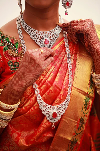 Collar de diamantes de boda en el cuello de la novia — Foto de Stock