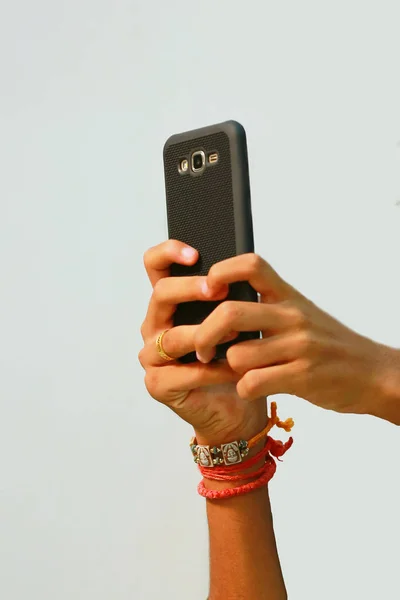 Closeup hand taking photos on smart phone, Taking photo on mobile device, — Stock Photo, Image