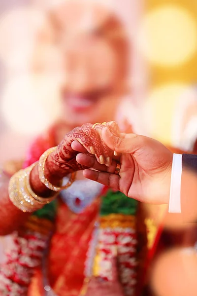 Ženicha a nevěsty ruce s kroužky, detailní zobrazení — Stock fotografie