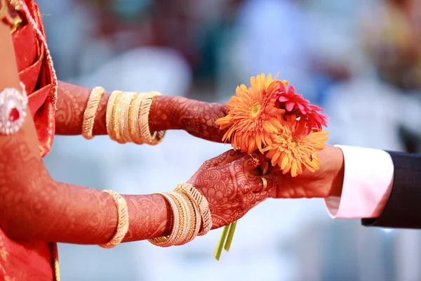 Bruden och brudgummen håller brudbukett närbild — Stockfoto