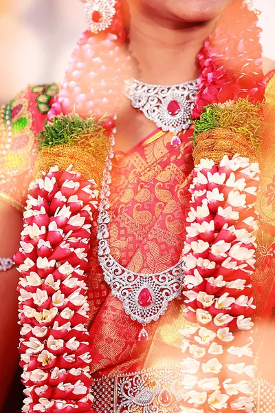 Beautiful bride with garland, indian wedding ceremony — Stock Photo, Image