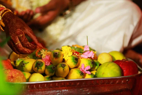 Indiska bröllopet ritual, kokos, banan och blommor — Stockfoto