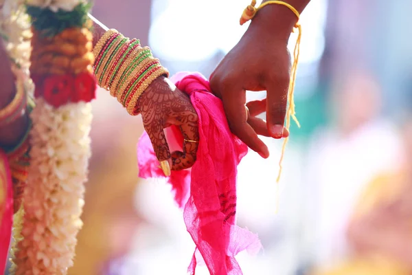 Novio tiene novia mano en el sur de la India tradicional ceremonia de boda — Foto de Stock