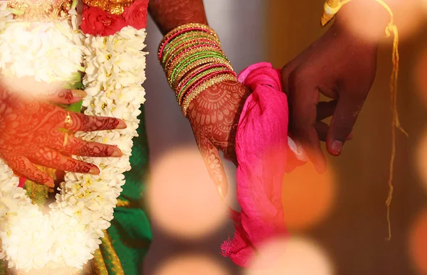 Primer plano de las manos de una pareja india en una boda —  Fotos de Stock