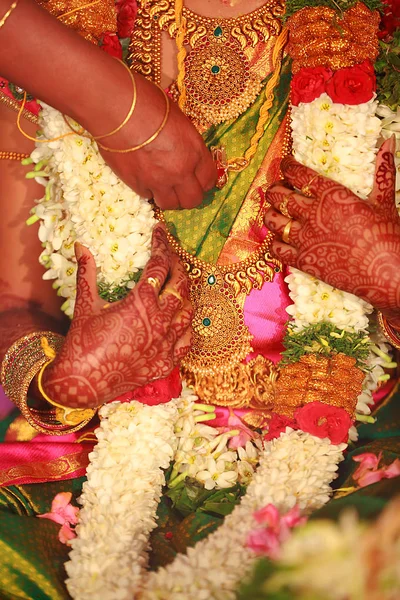 Rituais de casamento do sul da Índia, cerimônia de casamento com guirlandas — Fotografia de Stock