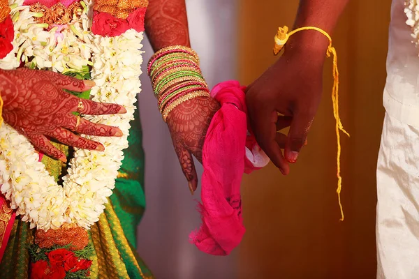 Közelkép az indiai pár kezéről egy esküvőn. — Stock Fotó