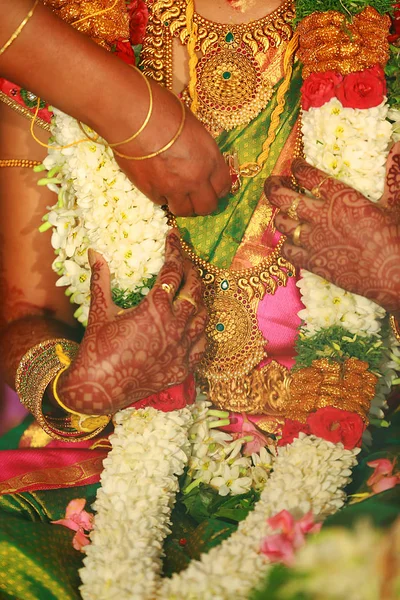 Südindische Hochzeitsrituale, Hochzeitszeremonie mit Girlanden — Stockfoto