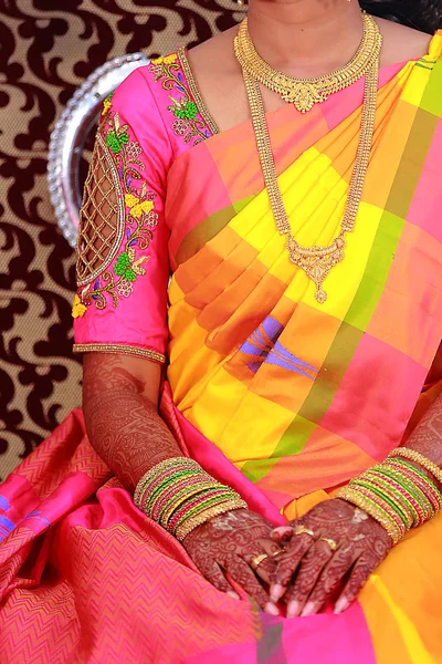 शादी पोशाक में पारंपरिक युवा दुल्हन, दक्षिण भारतीय शादी अनुष्ठान — स्टॉक फ़ोटो, इमेज