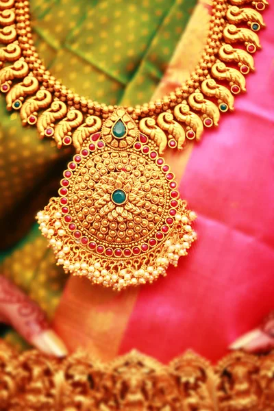 Bruden med guldsmycken i indiska bröllopsceremoni — Stockfoto