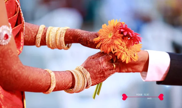 Novia y novio sosteniendo ramo de novia de cerca — Foto de Stock