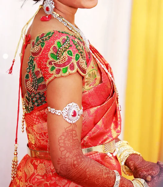 Hagyományos fiatal menyasszony, menyasszonyi ruha, a dél-indiai esküvői szertartások, a szertartás — Stock Fotó