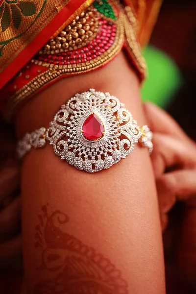 Primer plano de la joyería en manos de la novia india — Foto de Stock