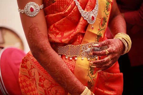 Bruid met gouden sieraden op haar heup in Indische hindoe huwelijksceremonie — Stockfoto
