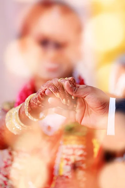 Novio y novias manos con anillos, vista de cerca — Foto de Stock