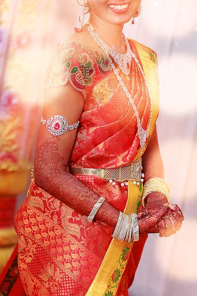 Noiva jovem tradicional em vestido de noiva com noiva colar branco em seu pescoço e luzes — Fotografia de Stock