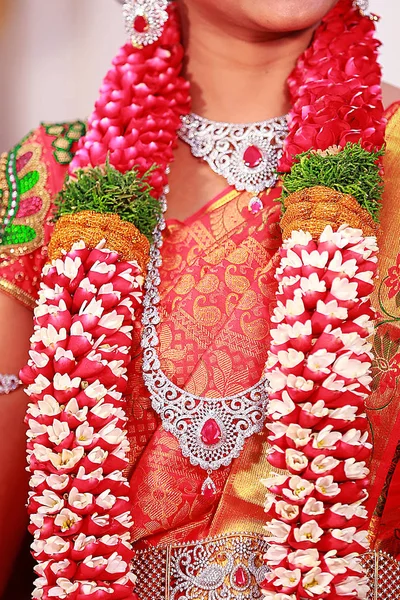 Красивая невеста с гирляндой, индийская свадебная церемония — стоковое фото