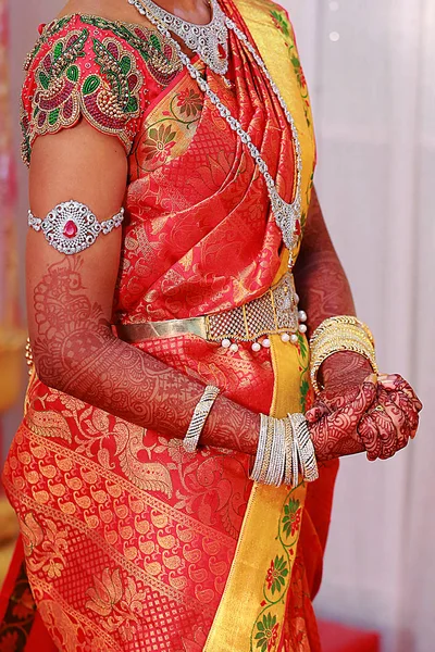 Jonge bruid in trouwjurk met witte ketting bruid op haar nek — Stockfoto