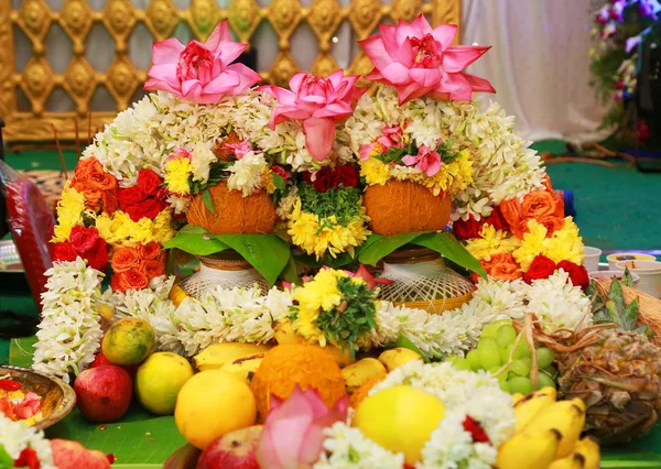 Södra indiska bröllop tradition med blomstergirlanger och bröllop brud och brudgum — Stockfoto