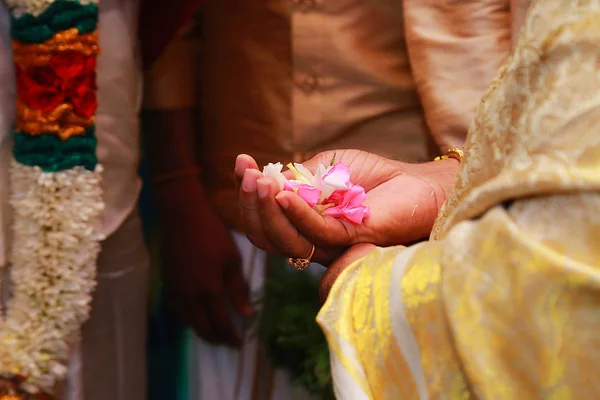 Hombre celebración de flores, ceremonia de boda india — Foto de Stock