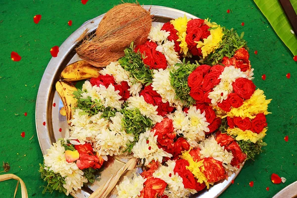 Tradición de la boda del sur de la India con guirnaldas de flores y coco —  Fotos de Stock