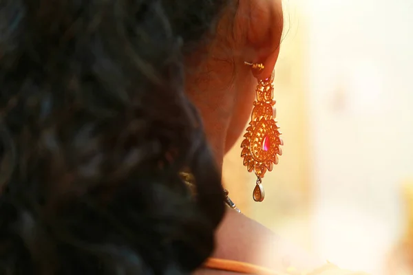 Pendientes de novia de boda. Hermoso pendiente de boda con perlas en la oreja — Foto de Stock