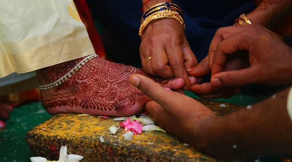 Rituels de mariage indiens du Sud, rituels de mariage indiens de mariée et marié avec fond de mariage — Photo