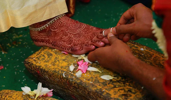 Dél-indiai esküvői szertartások, indiai esküvői szertartások a menyasszony és a vőlegény esküvői háttérrel — Stock Fotó