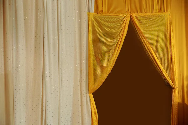 白と黄色のカーテンは、結婚式のための背景を背景 — ストック写真